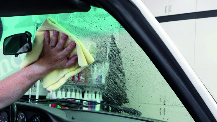 Κρατήστε τα τζάμια του αυτοκινήτου σας πάντοτε καθαρά, ώστε να έχετε όσο το δυνατόν καλύτερο οπτικό πεδίο.